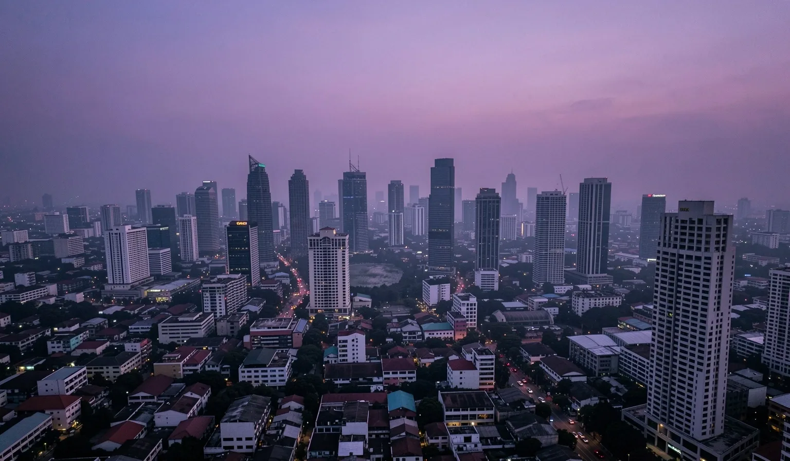 Foto pemandangan kota Jakarta saat senja